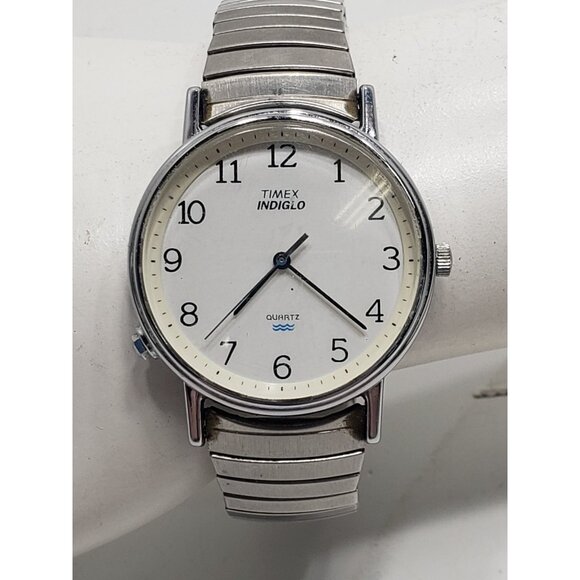 Timex Indiglo Quartz Watch W/ Silver Toned Stainless Steel Expansion Band - Picture 2 of 7